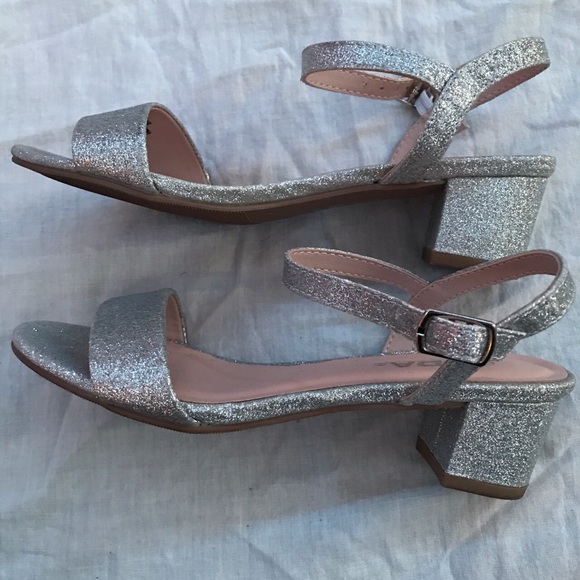 Silver heels - Picture 2 of 3